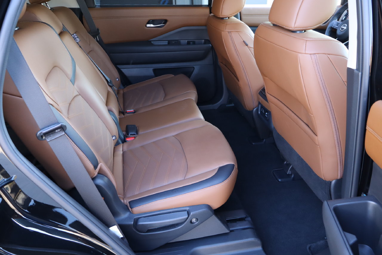 Used 2025 Nissan Pathfinder Platinum w/ Black Appearance Package FWD image 19