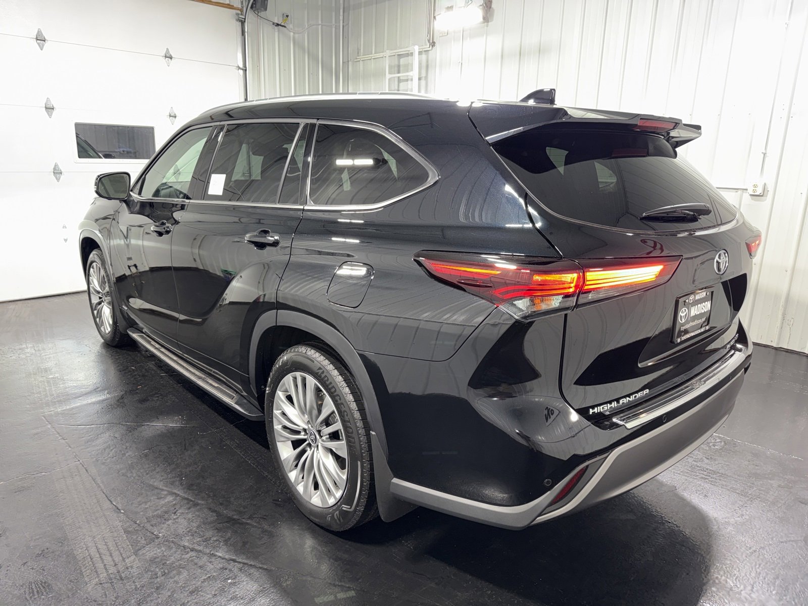New 2026 Toyota Highlander Platinum image 2