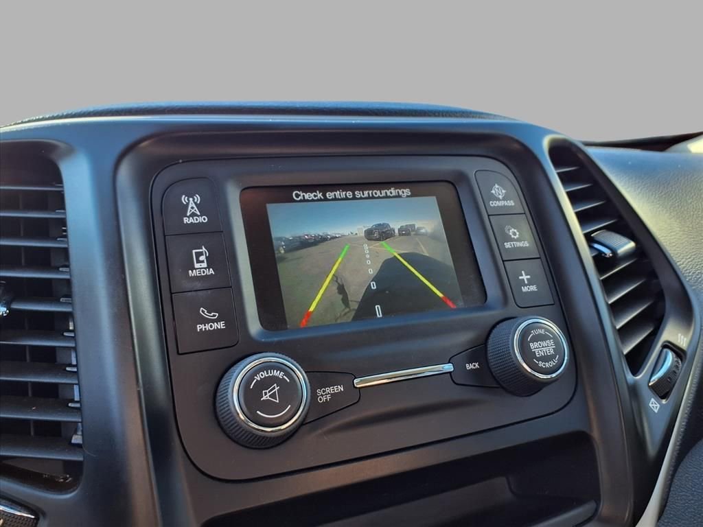 Used 2016 Jeep Cherokee Sport image 6