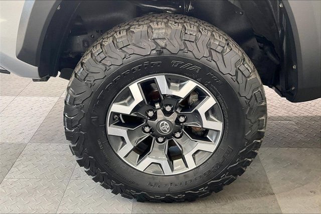 Used 2017 Toyota Tacoma TRD Off-Road AWD/4WD image 8