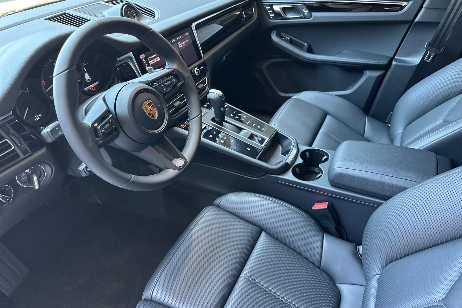 New 2026 Porsche Macan AWD/4WD image 4