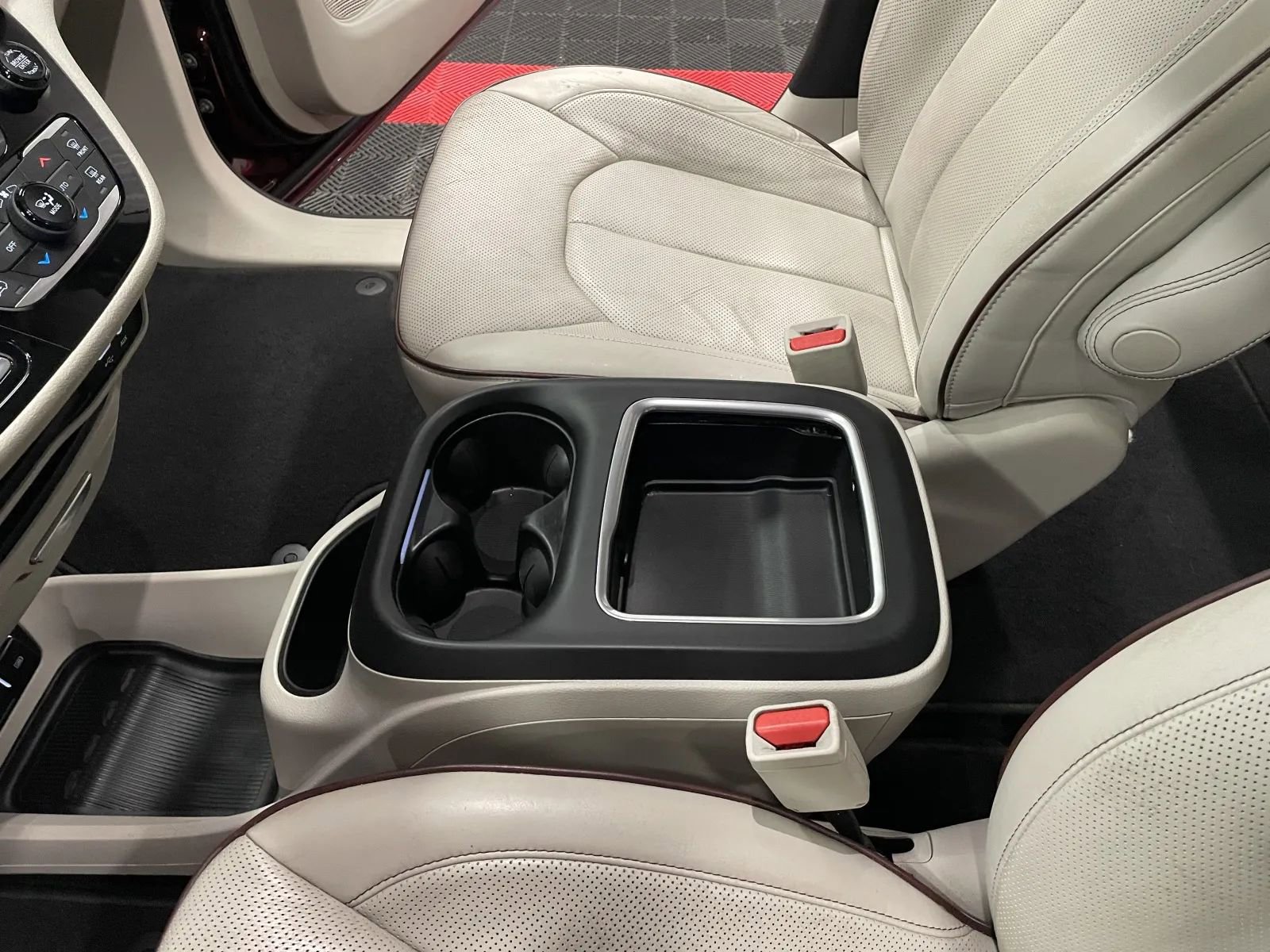 Used 2019 Chrysler Pacifica Limited w/ Tire & Wheel Group image 34