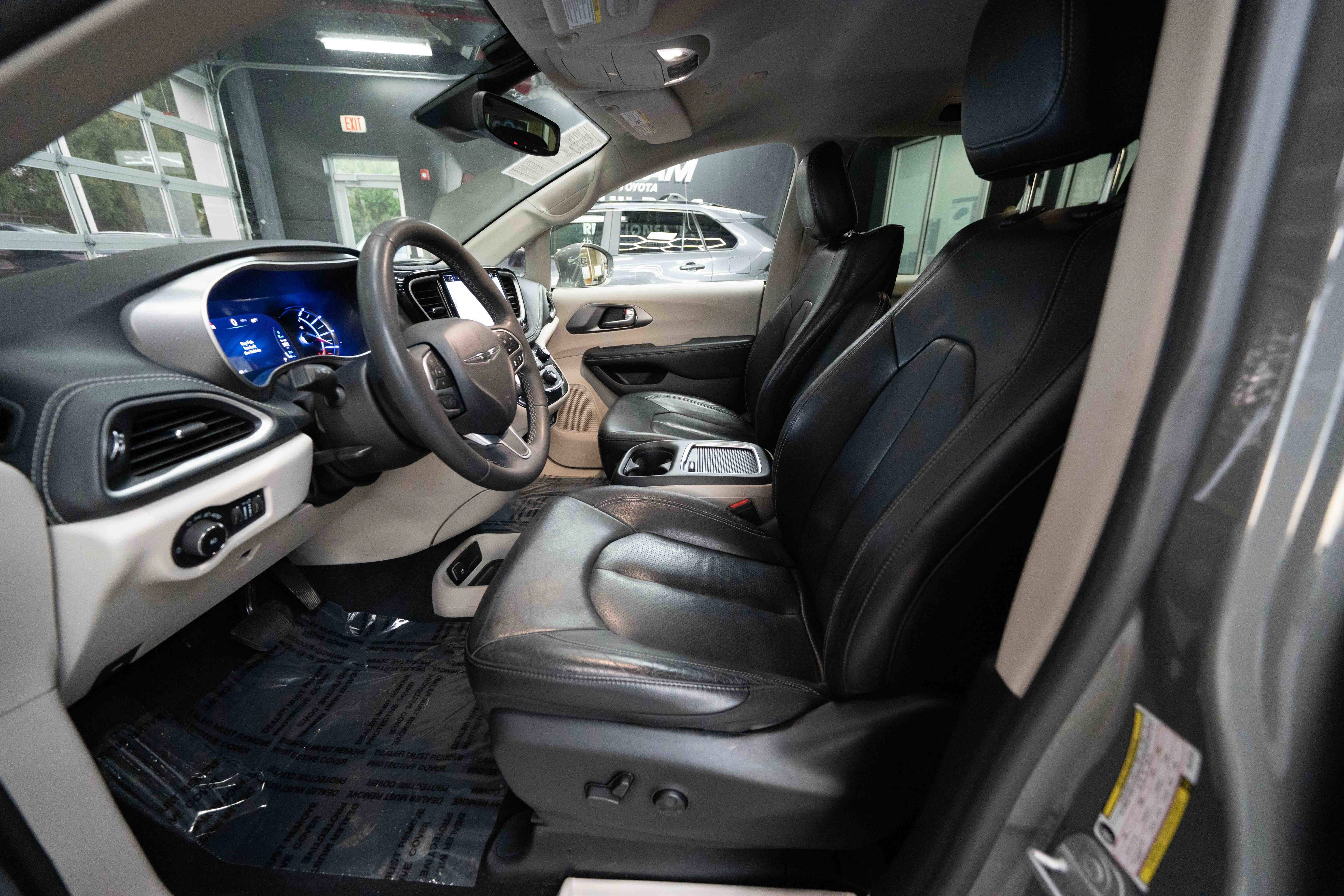 Used 2022 Chrysler Pacifica Touring-L w/ Uconnect Theater Family Group image 9