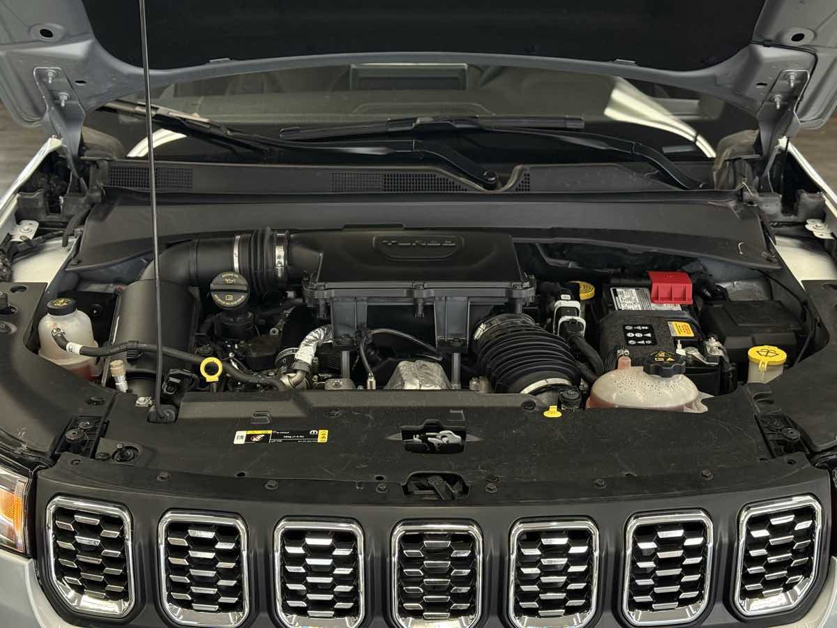 Used 2025 Jeep Compass Limited image 23