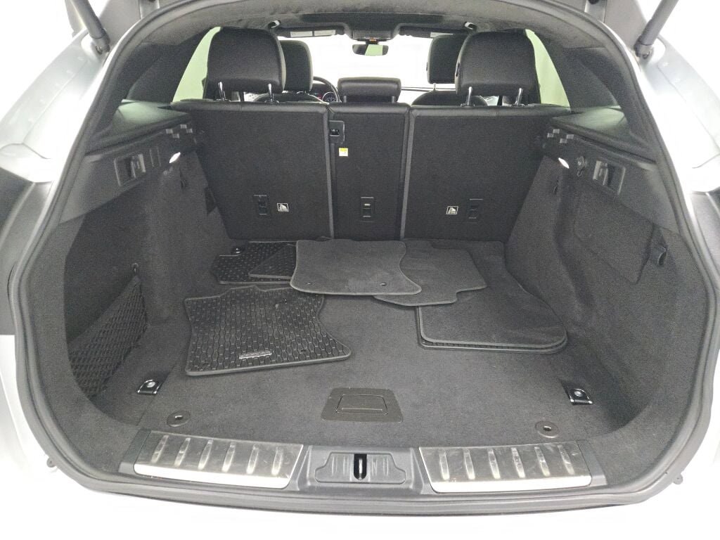 Used 2019 Jaguar F-PACE Premium image 18
