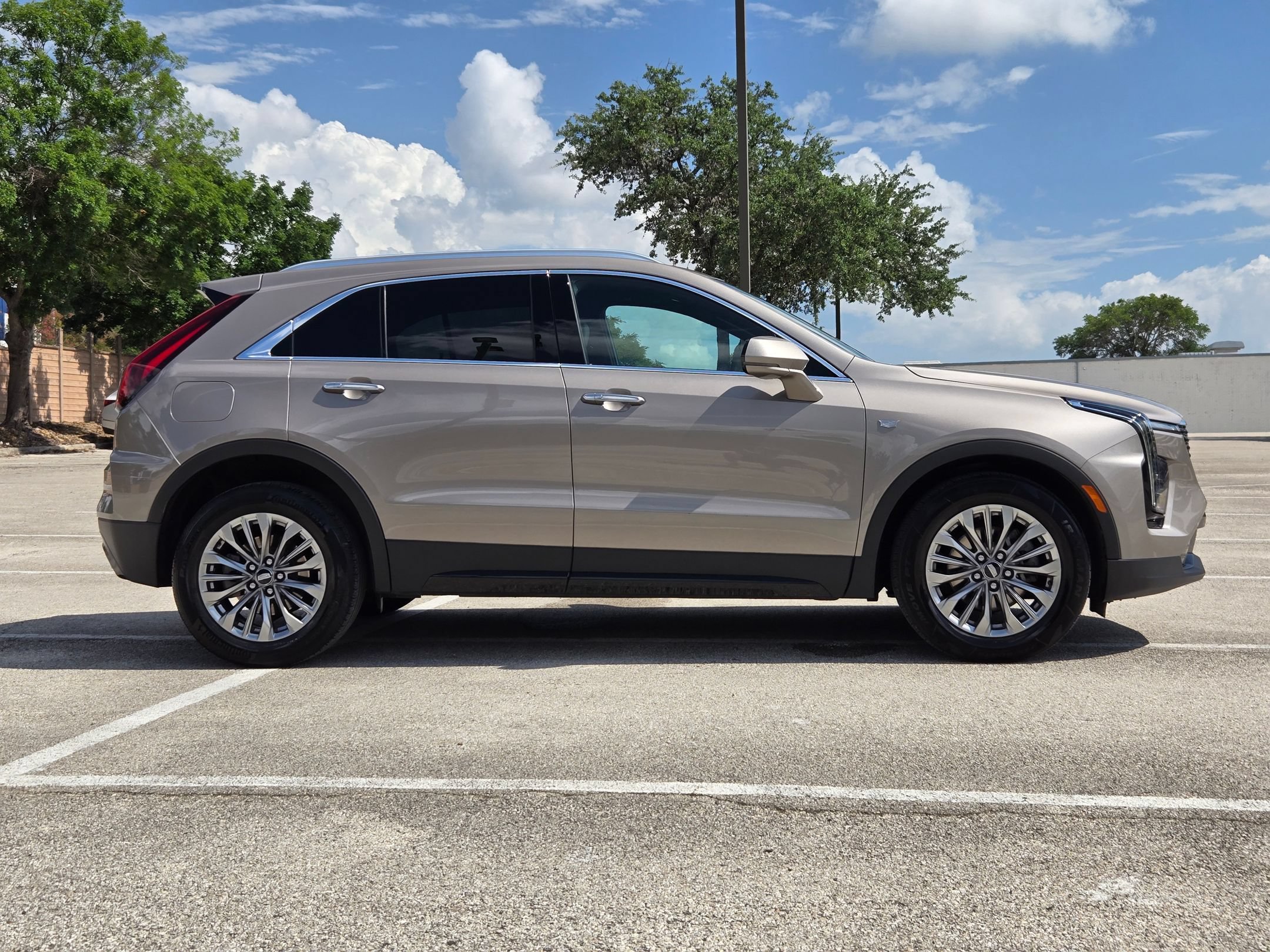 Used 2024 Cadillac XT4 Premium Luxury FWD image 3