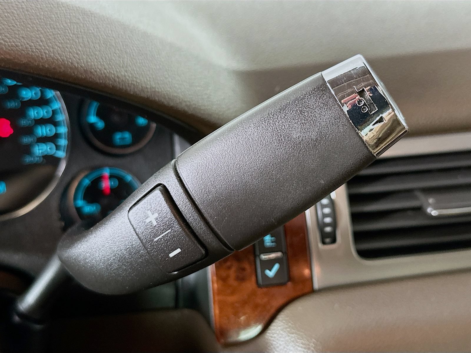 Used 2010 Chevrolet Suburban LTZ AWD/4WD image 17