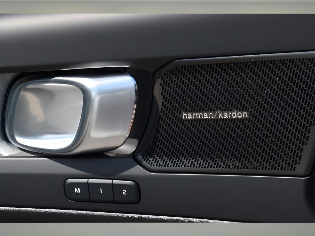 Certified 2025 Volvo XC40 B5 Ultra w/ Protection Package Premier image 26