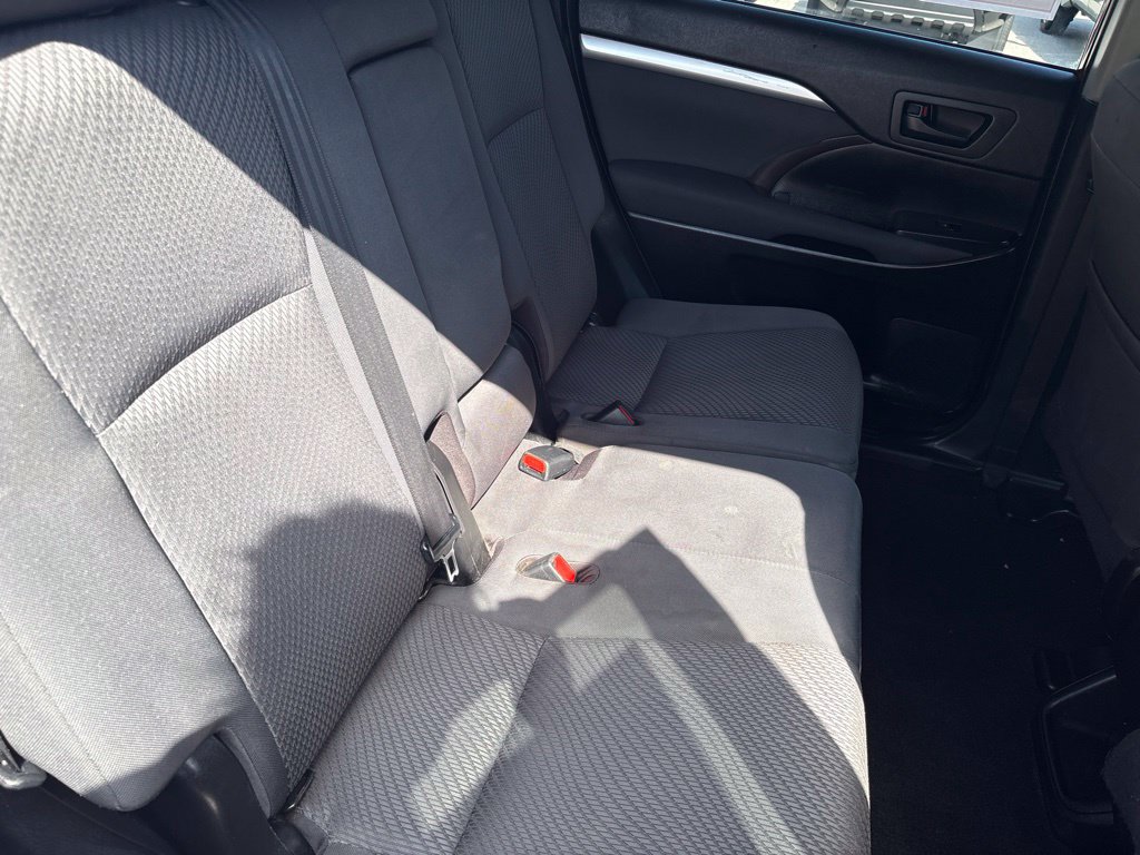 Used 2019 Toyota Highlander LE AWD/4WD image 33