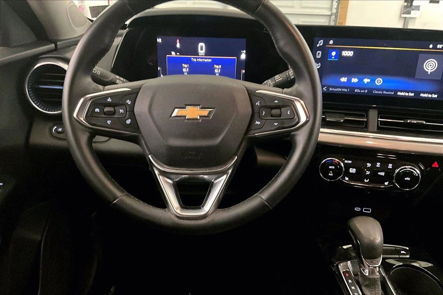 Used 2024 Chevrolet Trax LT w/ LT Convenience Package image 5