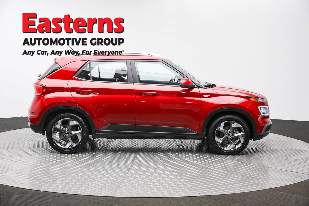 Used 2023 Hyundai Venue Limited FWD image 4