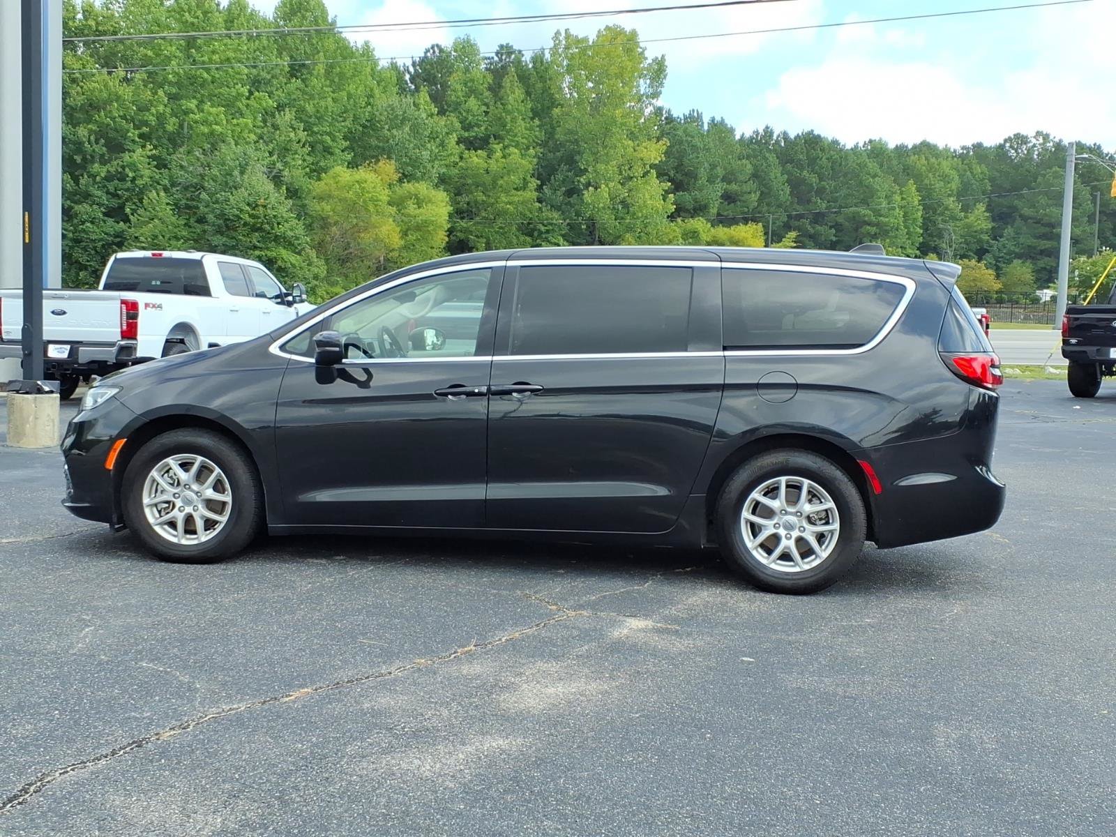 Used 2023 Chrysler Pacifica Touring-L FWD image 21