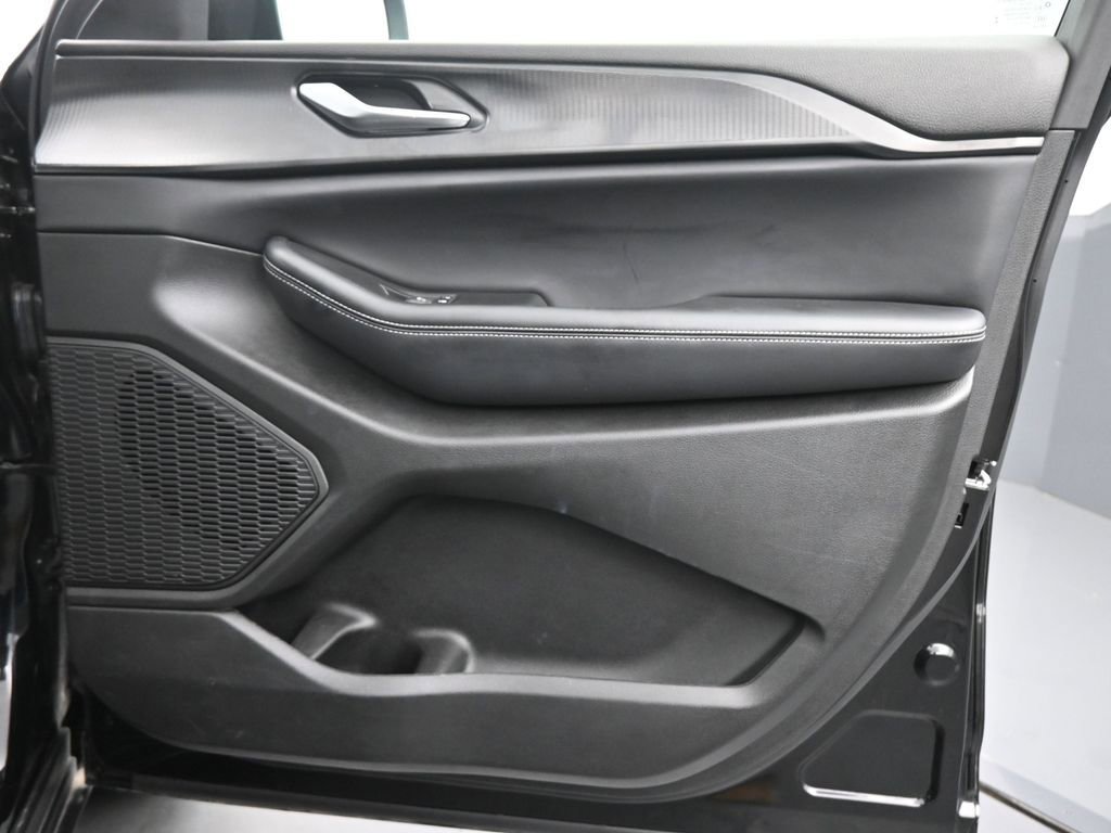 Used 2024 Jeep Grand Cherokee L Laredo w/ Luxury Tech Group I image 22