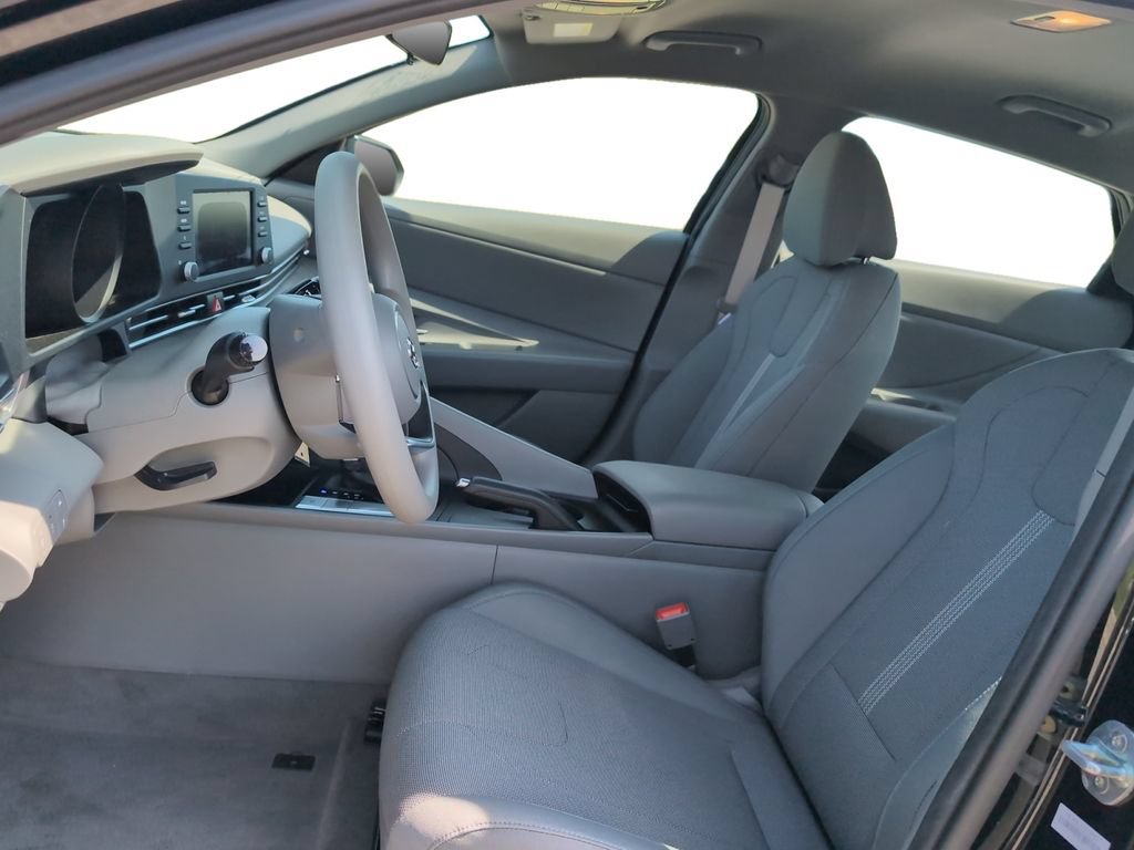 Used 2021 Hyundai Elantra SE FWD image 8
