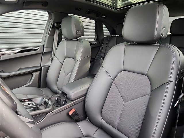 Used 2025 Porsche Macan image 5