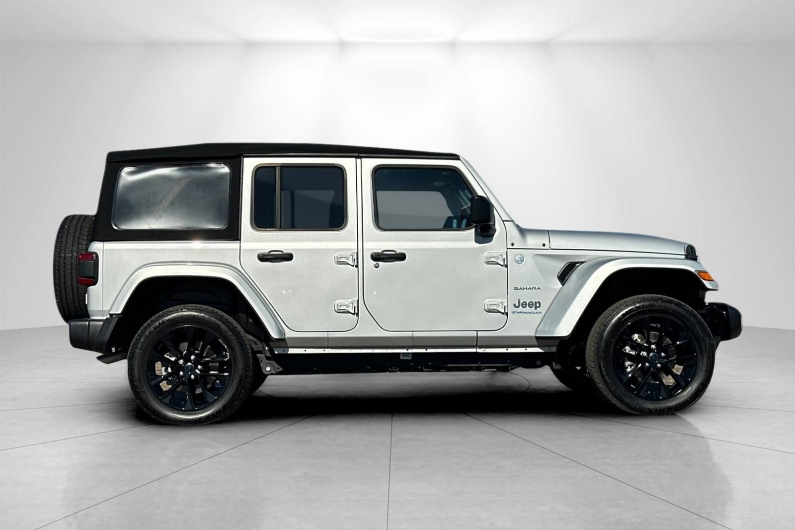 Used 2024 Jeep Wrangler Unlimited Sahara AWD/4WD image 2