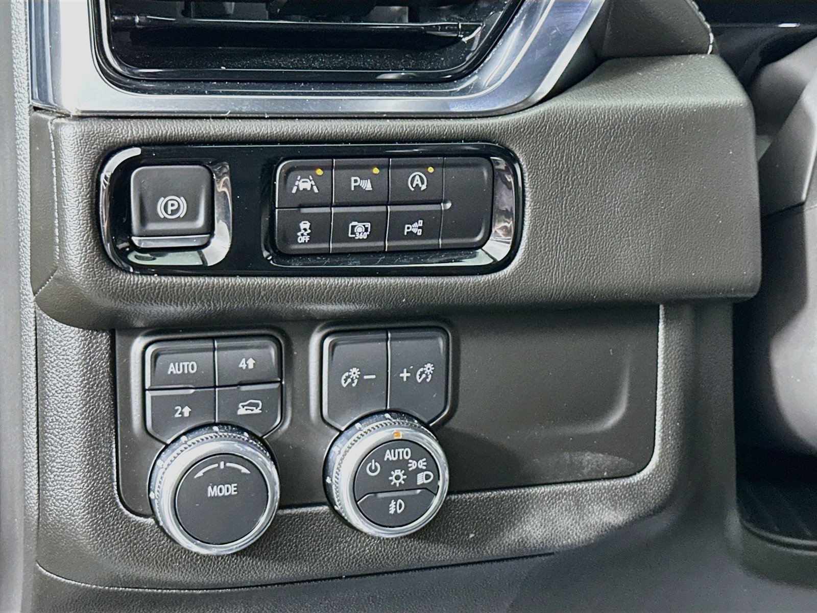Used 2025 GMC Yukon XL Denali AWD/4WD image 11