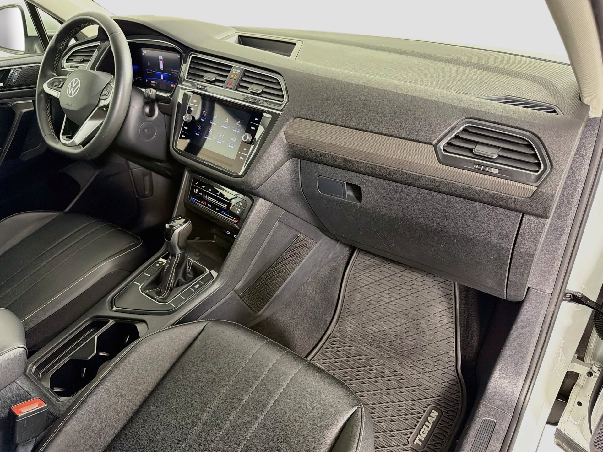 Used 2022 Volkswagen Tiguan SE w/ Panoramic Sunroof Package FWD image 30