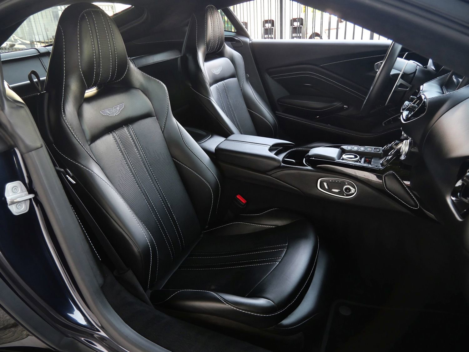 Used 2020 Aston Martin V8 Vantage Coupe RWD image 12