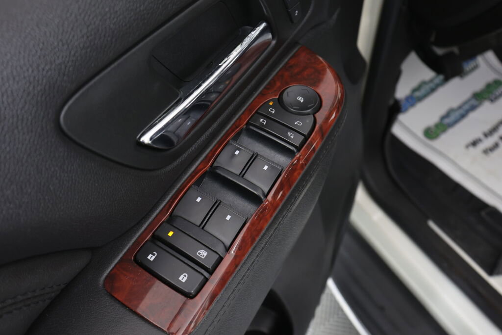 Used 2010 Cadillac Escalade Luxury AWD/4WD image 32