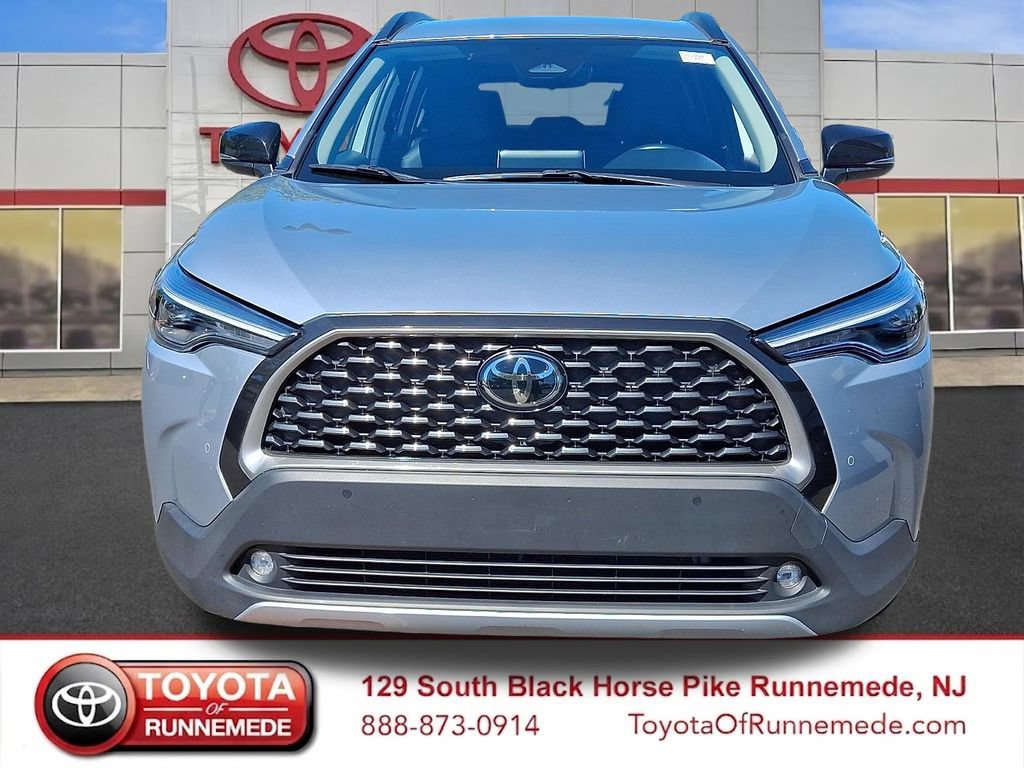 Certified 2025 Toyota Corolla Cross XLE FWD image 2