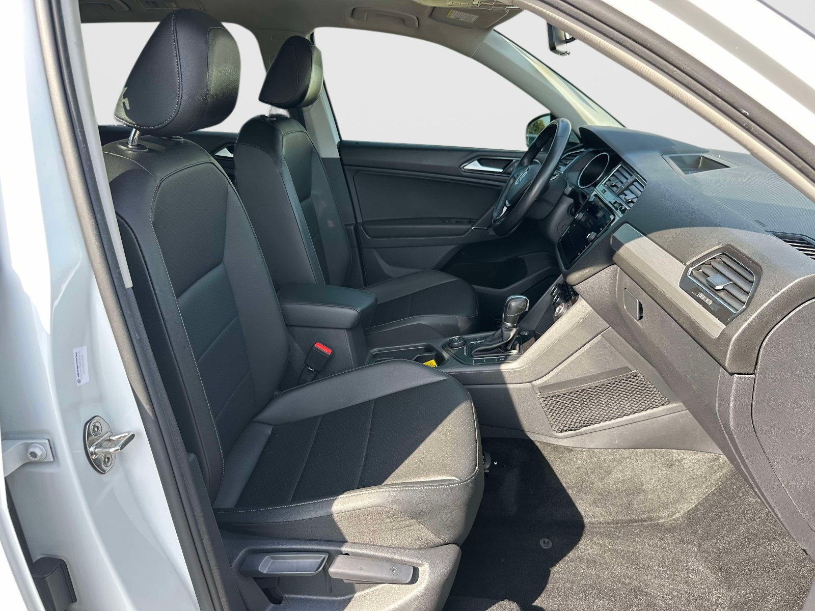 Used 2018 Volkswagen Tiguan SE w/ Panoramic Sunroof Package AWD/4WD image 9