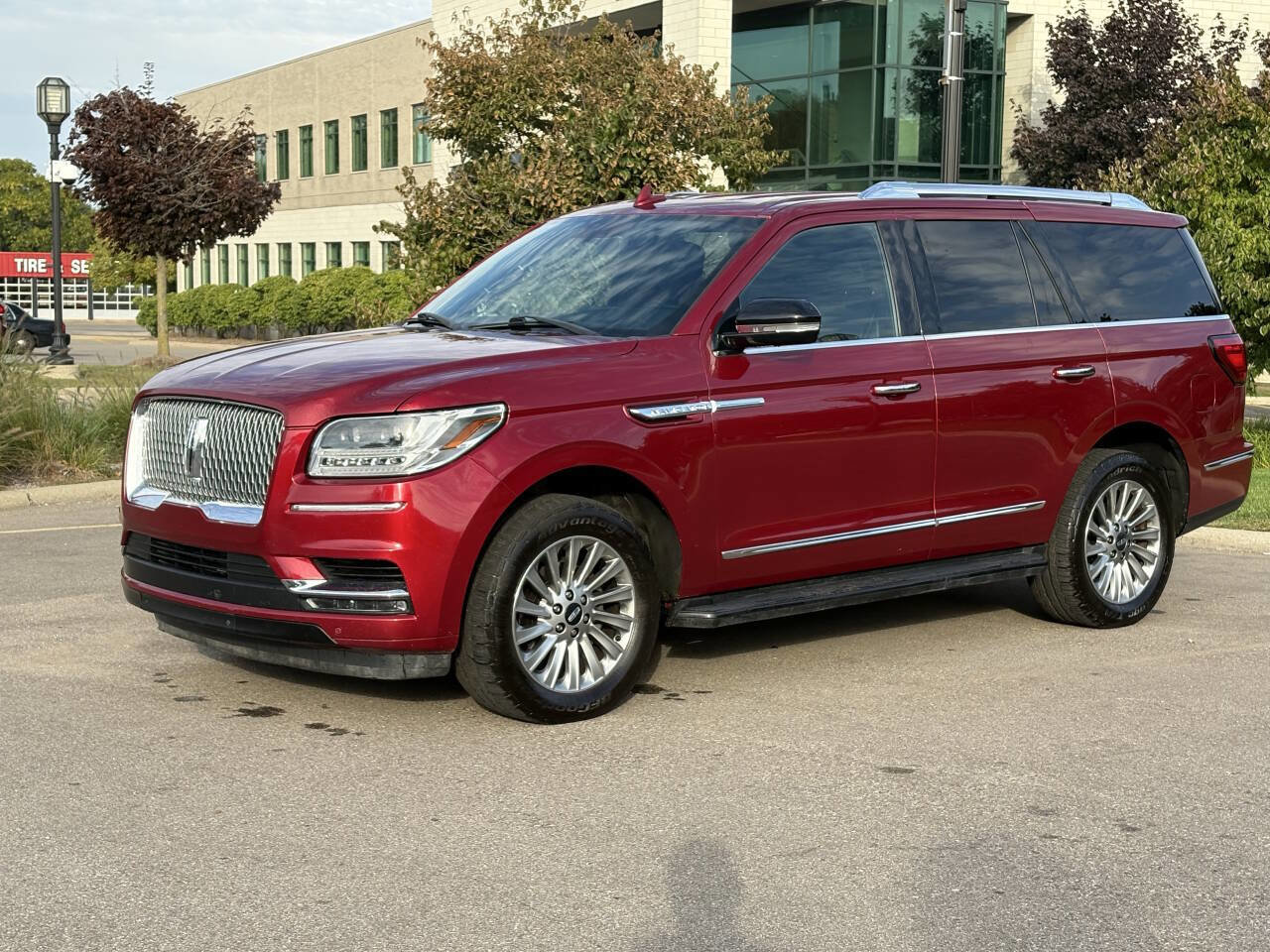 Used 2018 Lincoln Navigator Premiere image 16