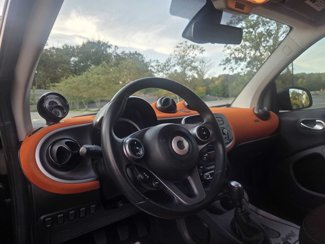 Used 2016 smart fortwo passion RWD image 19