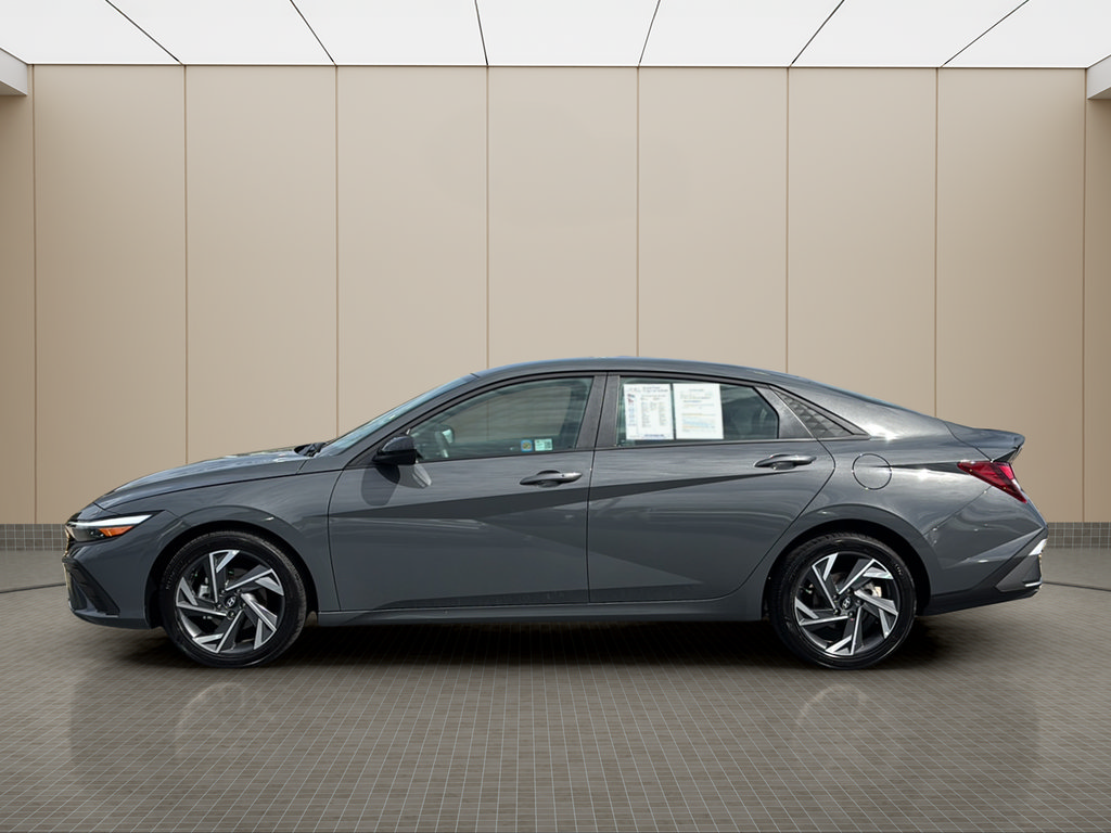 Used 2025 Hyundai Elantra Sport FWD image 2