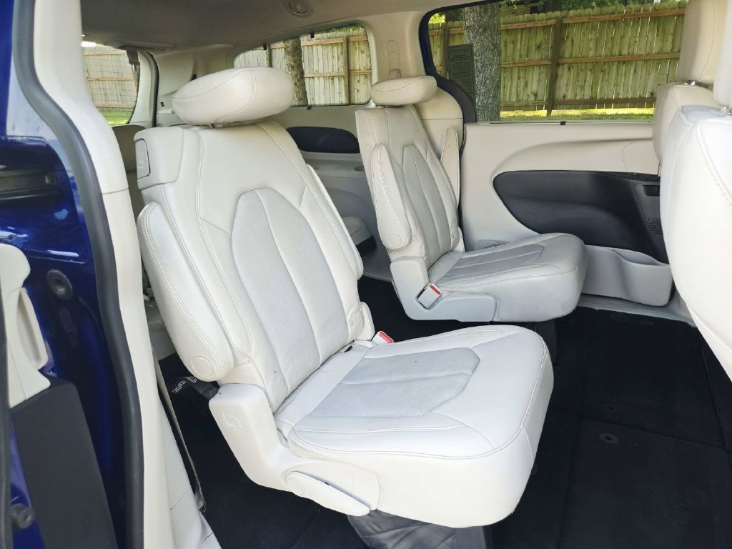 Used 2021 Chrysler Pacifica Touring-L FWD image 17