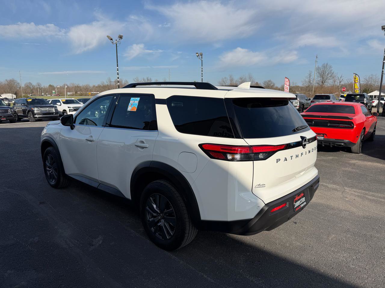 Used 2025 Nissan Pathfinder SV image 8