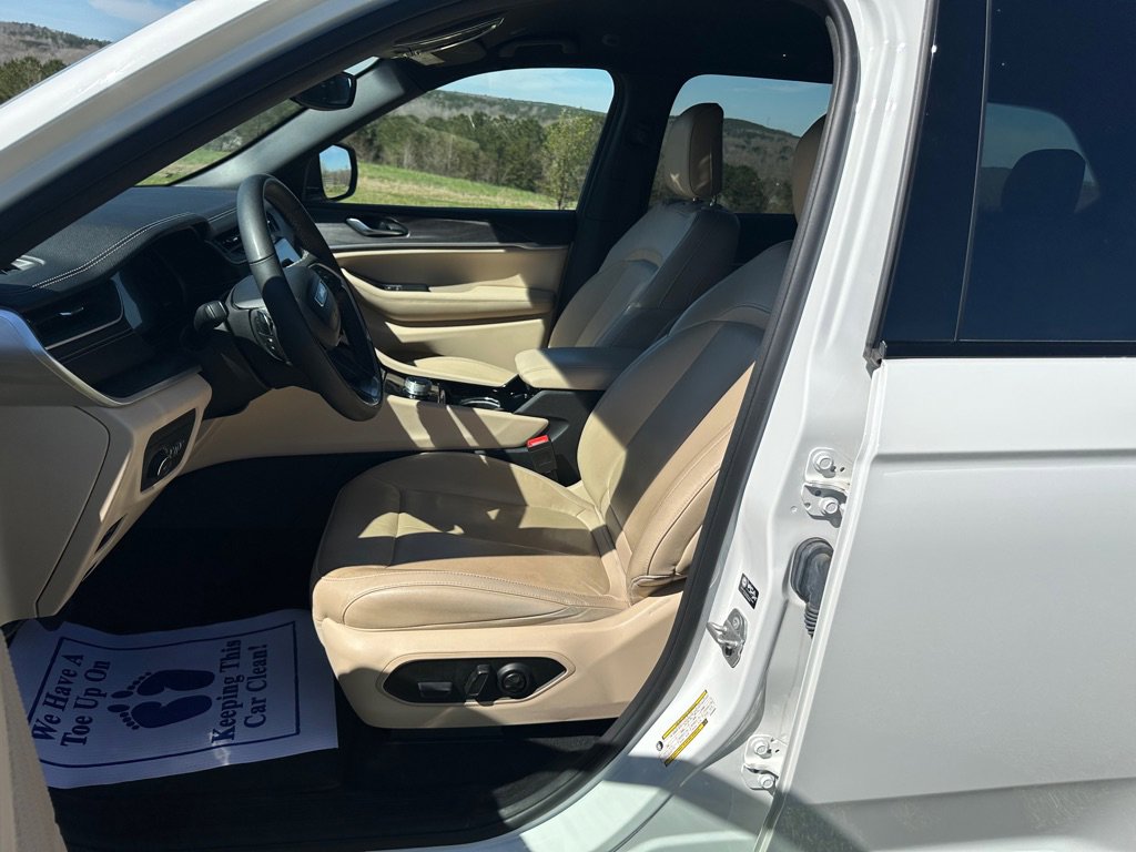 Used 2023 Jeep Grand Cherokee Limited image 13