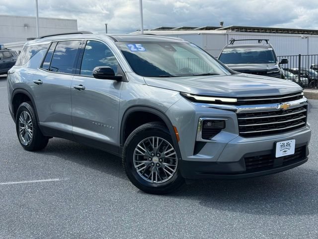 Used 2025 Chevrolet Traverse LT