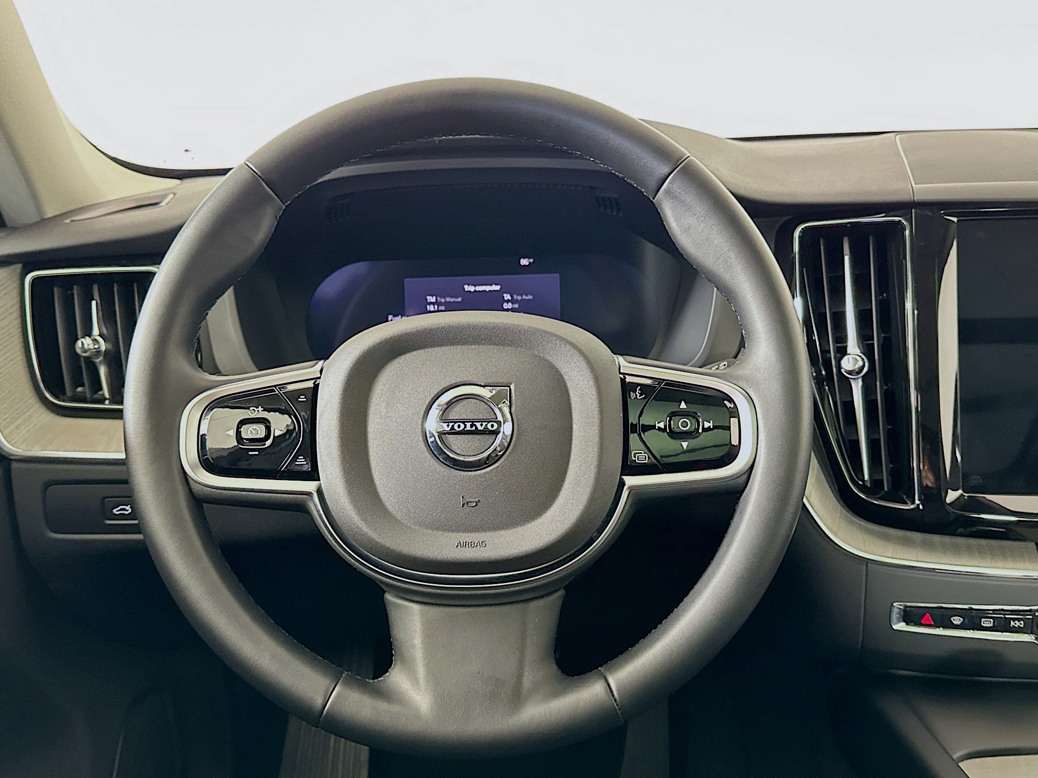 Used 2025 Volvo XC60 B5 Plus image 18