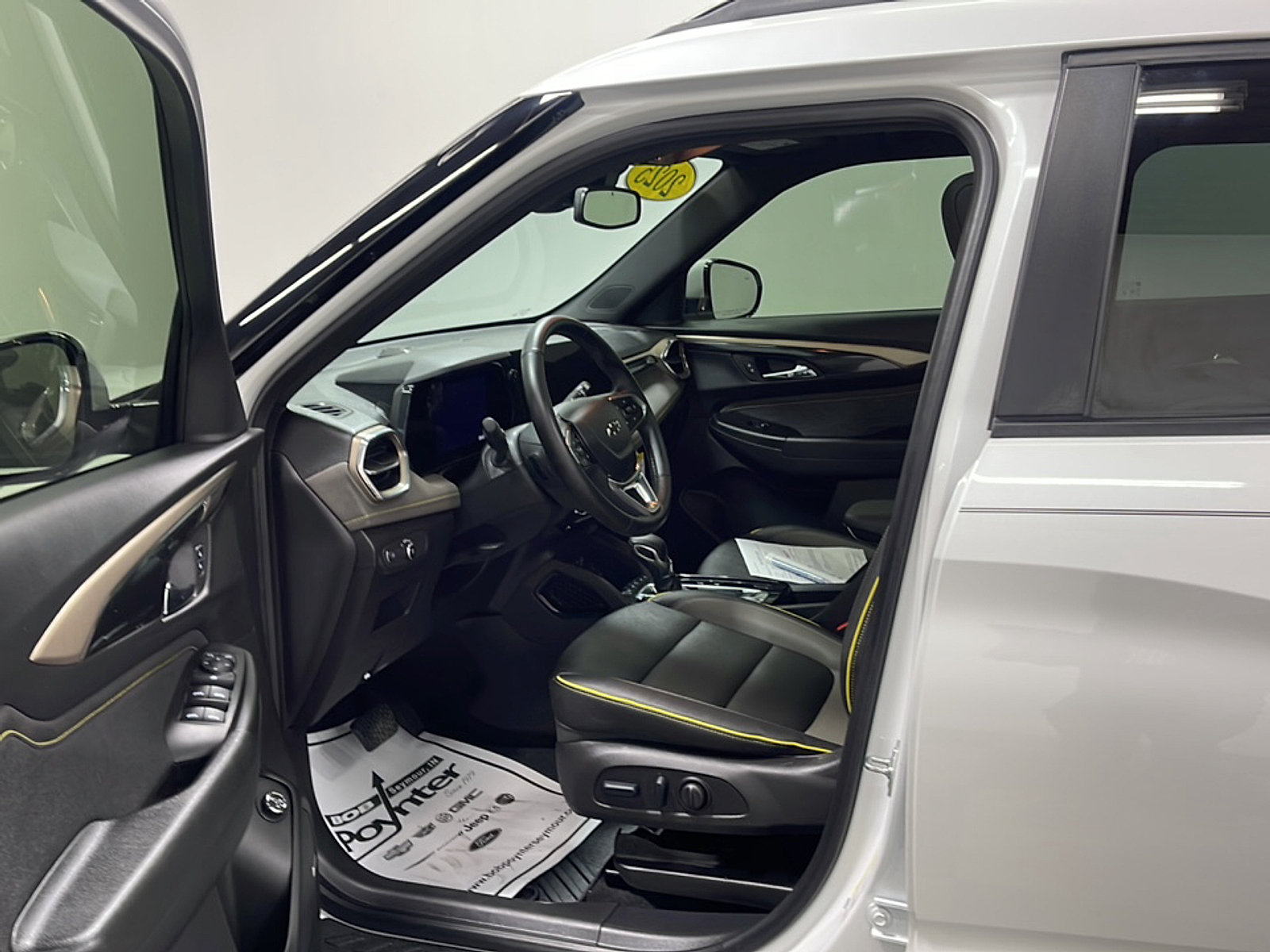 Used 2025 Chevrolet TrailBlazer ACTIV w/ Convenience Package AWD/4WD image 2