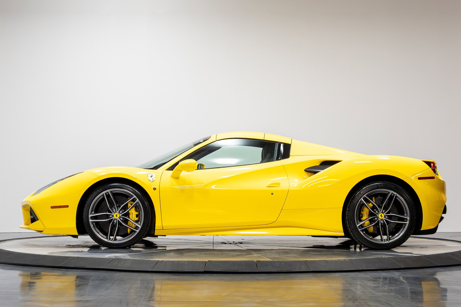 Used 2017 Ferrari 488 Spider image 34