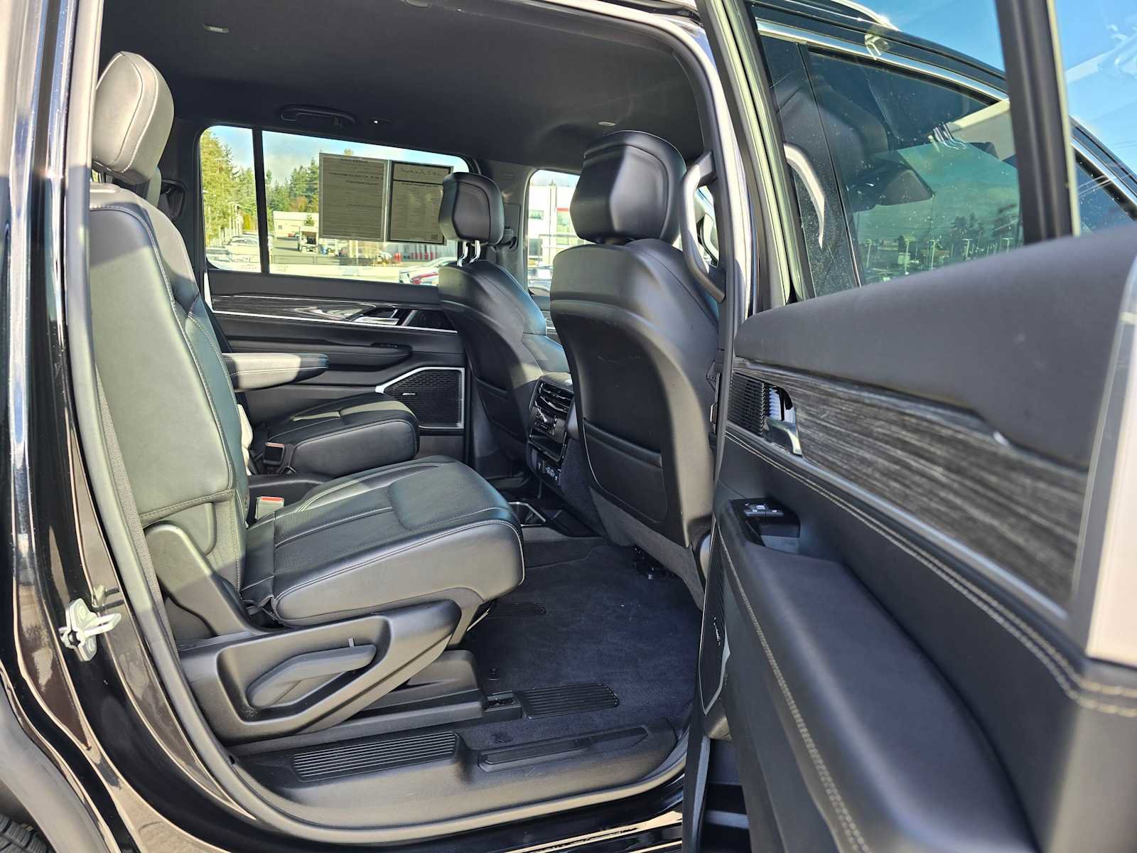 Used 2022 Jeep Wagoneer Series III w/ Flexible Seating Group image 12