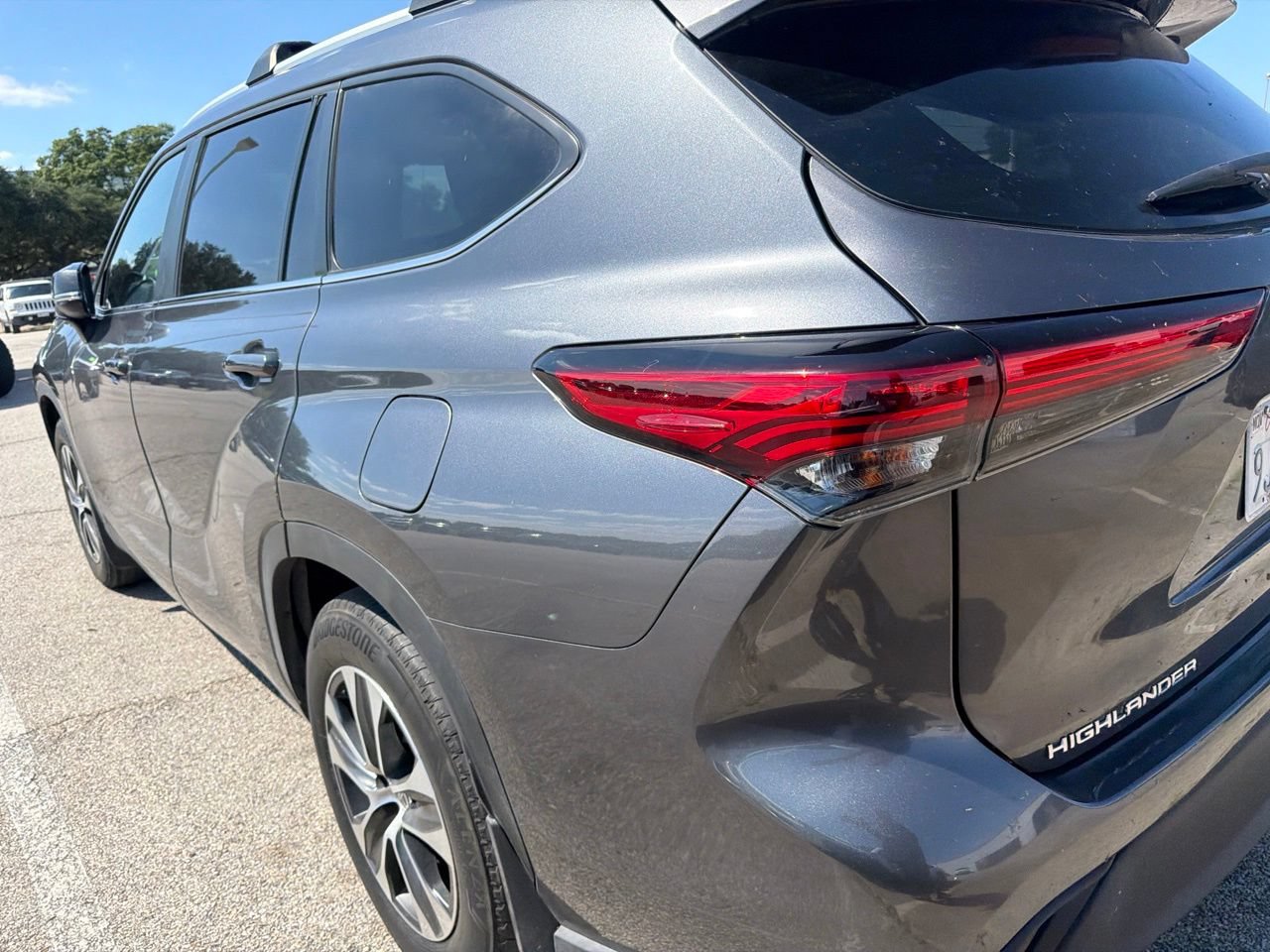 Used 2023 Toyota Highlander XLE FWD image 6