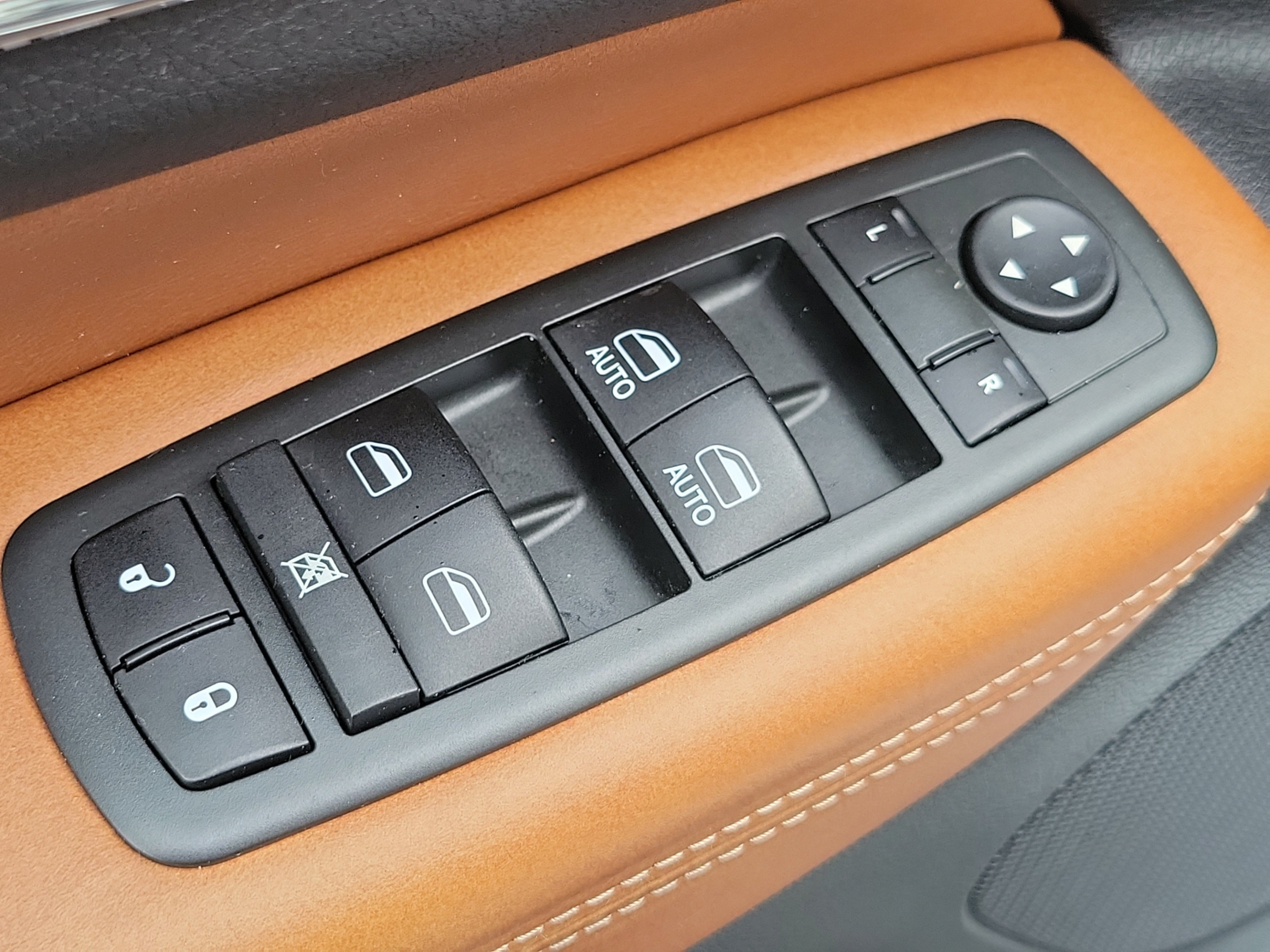 Used 2013 Jeep Grand Cherokee Overland AWD/4WD image 21