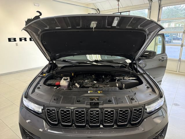 Used 2025 Jeep Grand Cherokee Summit AWD/4WD image 26