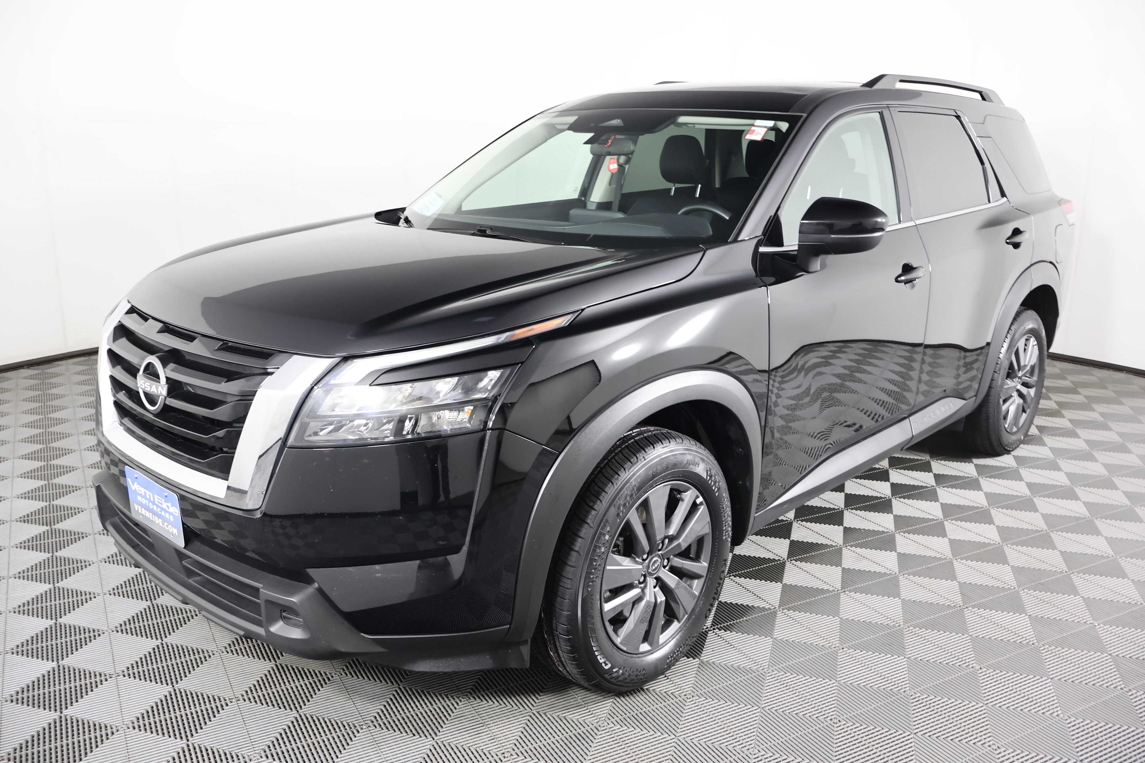 Used 2025 Nissan Pathfinder SV image 10