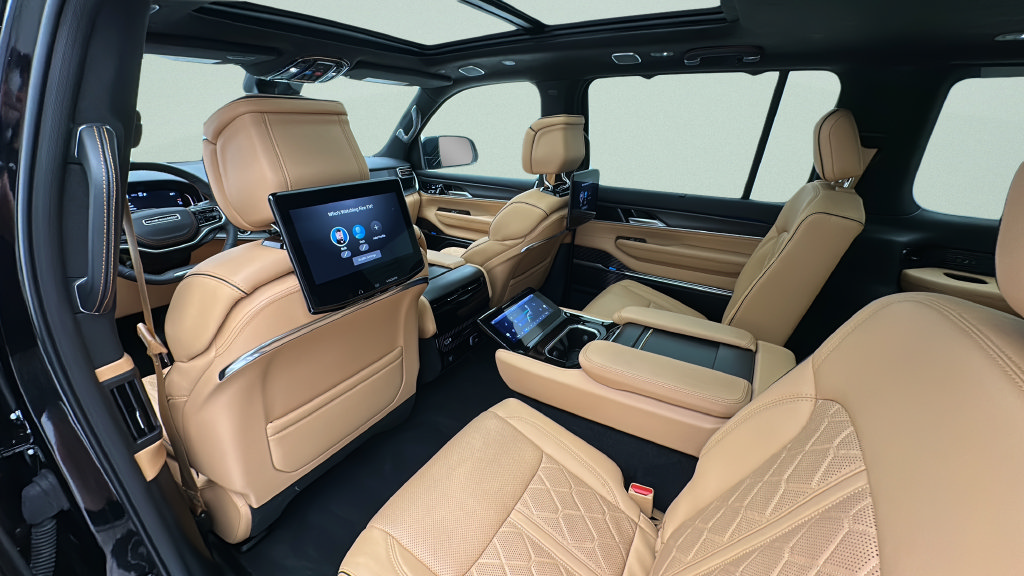 Used 2025 Jeep Grand Wagoneer Series III w/ Rear Seat Video Group 1 AWD/4WD image 9