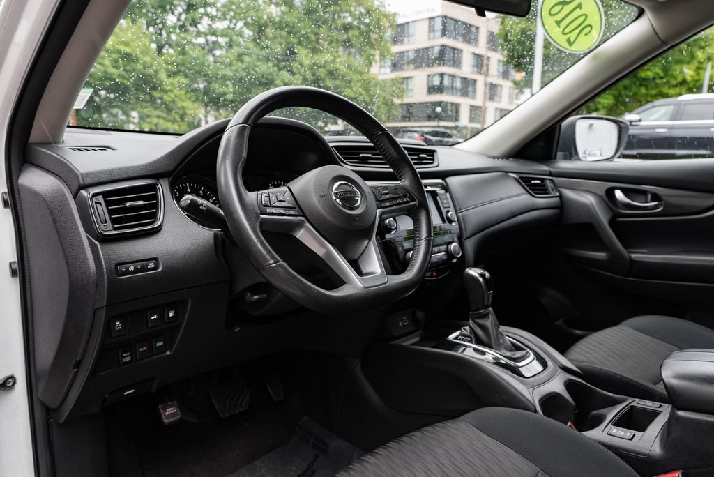 Used 2018 Nissan Rogue SV AWD/4WD image 21