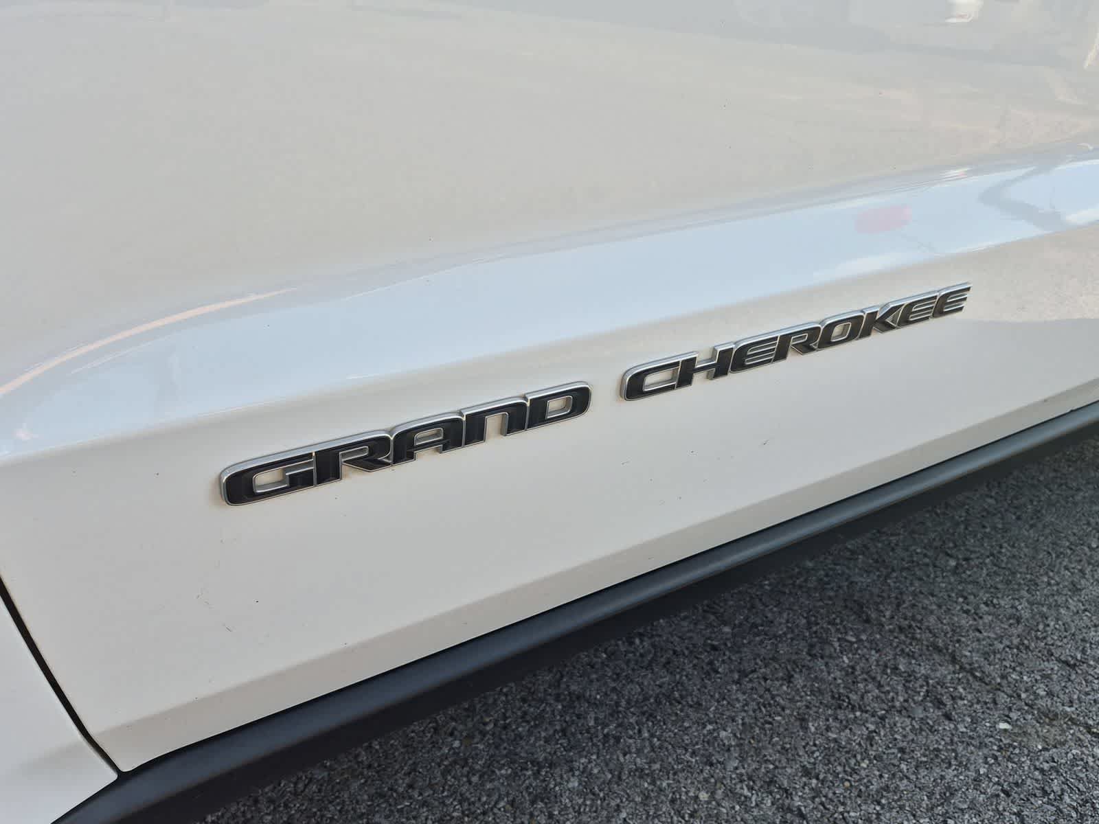 Used 2020 Jeep Grand Cherokee Laredo w/ Laredo X Package RWD image 11