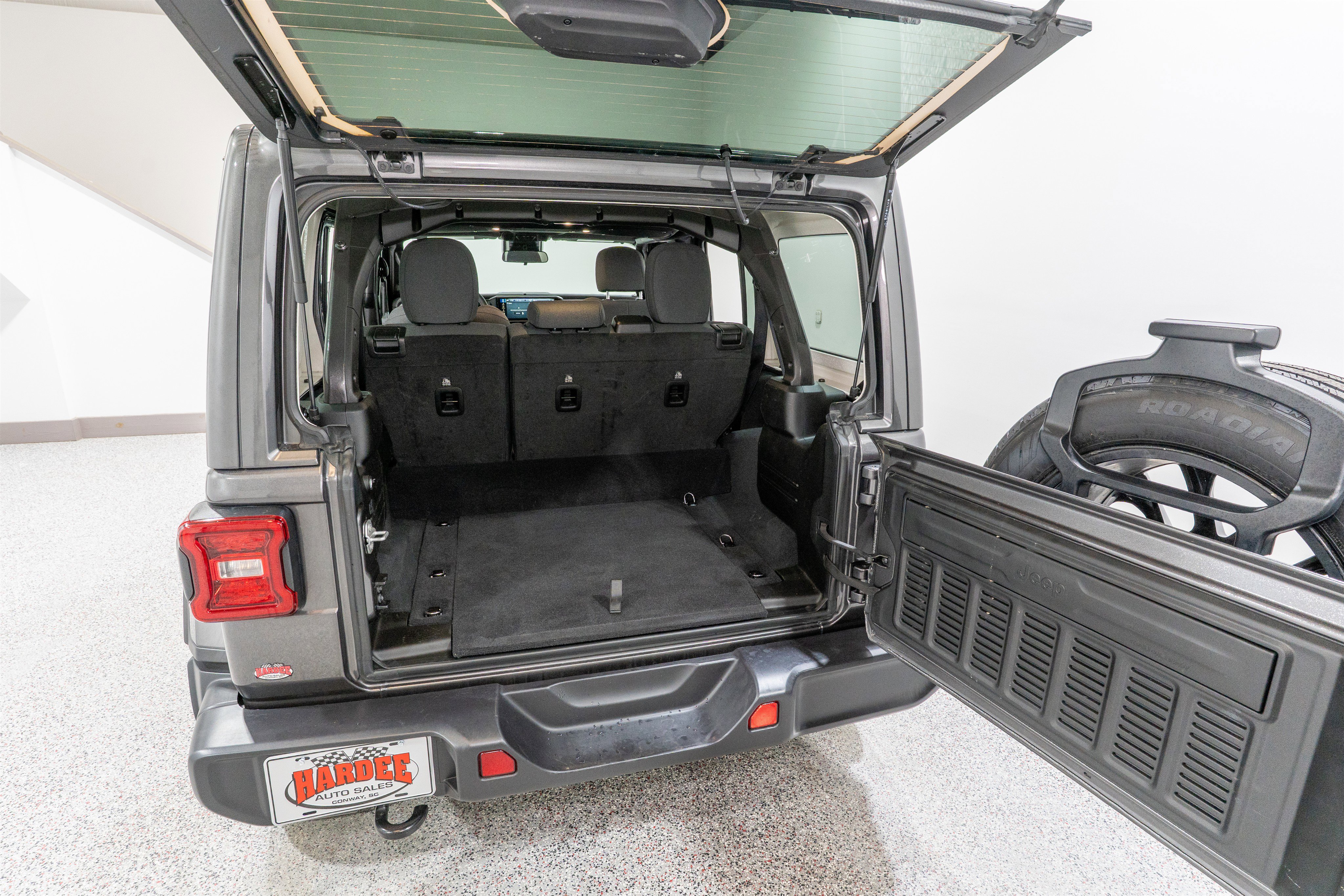 Used 2025 Jeep Wrangler Sahara AWD/4WD image 34