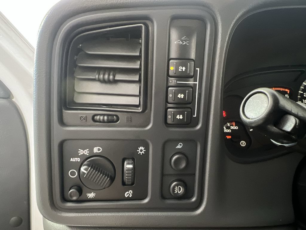 Used 2005 GMC Sierra 2500 SLE w/ Heavy-Duty Power Package AWD/4WD image 16