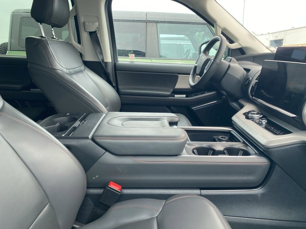 Used 2025 Ford Expedition Active AWD/4WD image 5