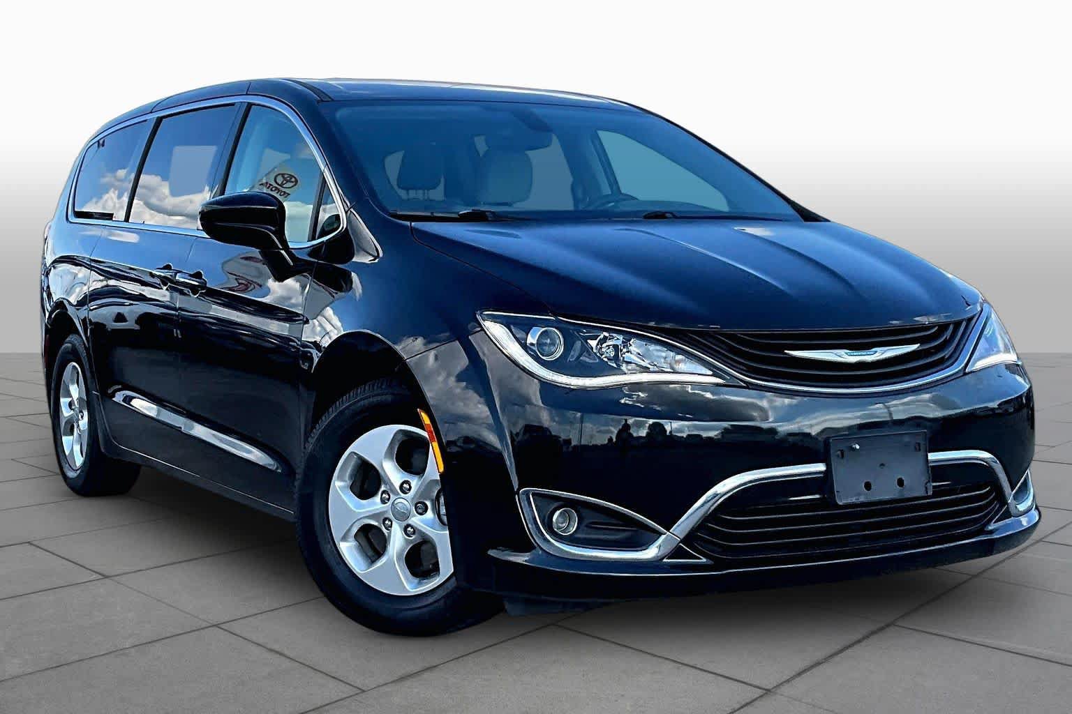 Used 2018 Chrysler Pacifica Touring Plus FWD image 3