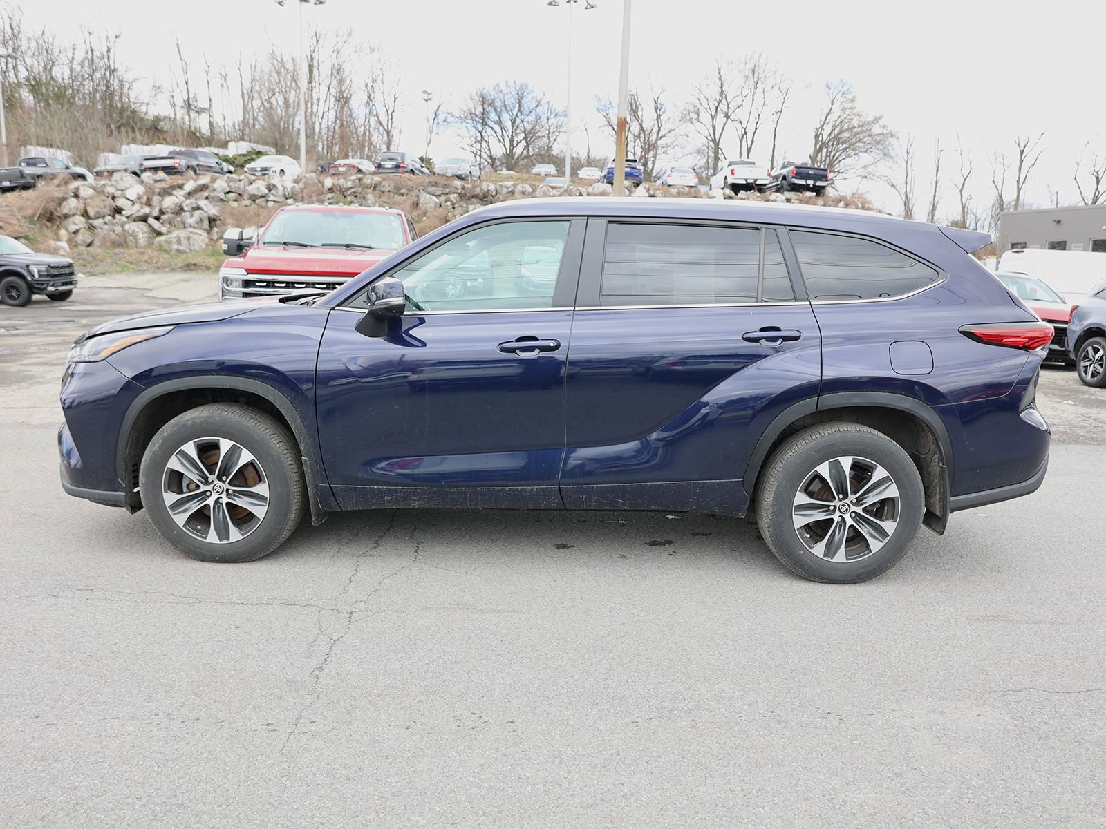 Used 2023 Toyota Highlander XLE AWD/4WD image 4
