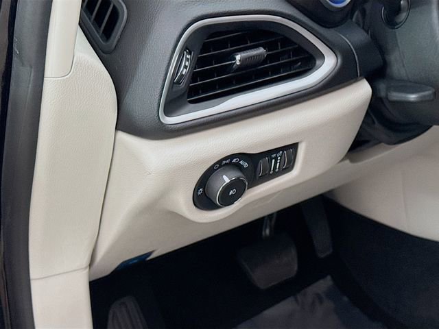 Used 2024 Chrysler Pacifica Touring-L image 10